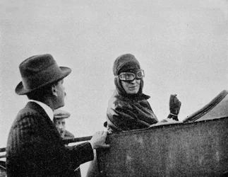 Miss Trehawke-Davies i passagerarsätet på ett av hennes Bleriot-monoplan, 1913 1934