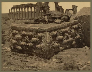 En vy av den stora pelargången, Palmyra, ca 1875 (albumintryck)