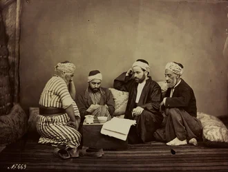 Album Damas et Baalbek : En grupp syrier som sitter runt ett bord