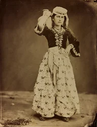 Album Damaskus och Baalbek: ung syrisk kvinna i traditionella kläder