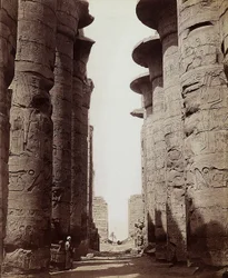 Kolumner i hypostylehallen i Amon-Ras stora tempel i Karnak, Egypten