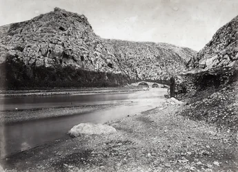 "Nahr el-Kalb" (hundens flod) bland bergen i Libanon, nära Beirut, i Palestina