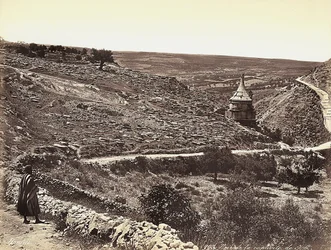 Panoramautsikt över Cedron-dalen eller Josafat, med Absaloms grav, i utkanten av Jerusalem. En mas tittar på utsikten från gatan