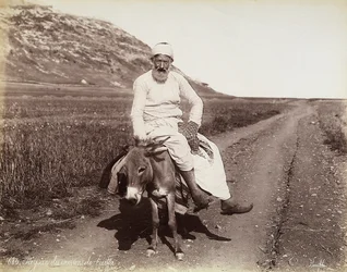 Porträtt av en bonde från runt om i Haifa. Mannen rider på en åsna