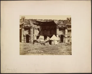 Rektangulär domstol, Baalbek