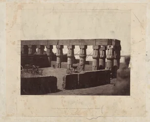 Restanten van de Luxortempel Louksortemplet, allmän bild av de mellersta pelargångarna (Thebe) (titel på objektet) Egypten (serietitel på objekt)