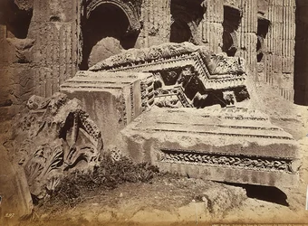 Ruinerna av en fris från Jupitertemplet eller Soltemplet, i den arkeologiska zonen Heliopolis eller Baalbek, forntida syrisk stad, nu Libanon
