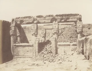 Dendera Tentyris, Athors tempel - helgedom placerad i sydvästra vinkeln..., 1851-52, tryckt 1853-54.