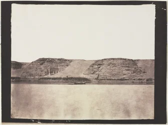 Allmän vy av monument uthuggna i berggrunden med fotografens Dahabieh. Abu Simbel