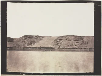 Allmän bild av monument uthuggna i berggrunden med fotograferna Dahabieh. Abu Simbel, 1851-1852.