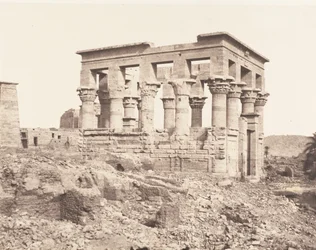 Ön Fileh Philae, östra kvarteret - sidovy från punkt D, 1851-52, tryckt 1853-54.