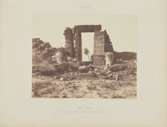 Karnak (Thebe). Första pylonen - Ruinerna av porten och kolosserna, sett från punkt E