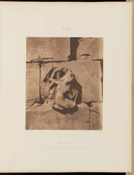 Tâfah (Taphis). Konstruktioner med svängda baser - Figur från en uthuggen nisch