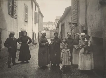 [Grupp vuxna och barn på en bygata i Auvergne], ca. 1910.