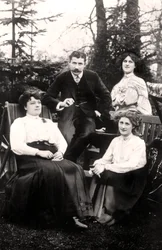 Zena 1887-1975 och Phyllis Dare 1890-1975, engelska skådespelerskor, med sina föräldrar, 1906.
