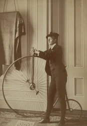 Inne i huset med en Penny Farthing-cykel, ca 1890 (sepiafoto)