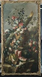 Blommor i en skulpterad urna, med meloner och papegoja