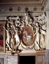 Arkitektur: detalj av Anne de Pisseleus, hertiginna av Étampes (1508-1580), Frans I:s favorit, rum på slottet Fontainebleau, känt som Kungens trappa. Utförd av Francesco Primaticcio, kallad Le Primatice (1504-1570), 1541, Fontainebleau.