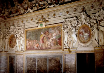 Arkitektur: detalj av Anne de Pisseleus, hertiginna av Étampes (1508-1580), rum, favorit till Frans I, på slottet Fontainebleau, känt som Kungens trappa. Utförd av Francesco Primaticcio, kallad Le Primatice (1504-1570)