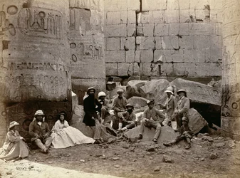 Gruppfotografi i Hall of Columns, Karnak, Thebe, 1862