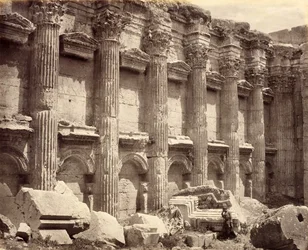 Den norra väggen i Jupitertemplets interiör, med de räfflade kolonnerna, Baalbek