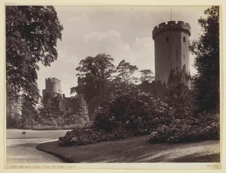 Warwick Castle, från den yttre domstolen, 186094.