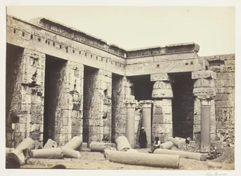 Medinet Habbos inre domstol, Thebe