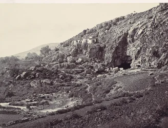 Jordaniens främsta källa, flyter från en grotta nära Banias, nära platsen för ..., ca. 1857.