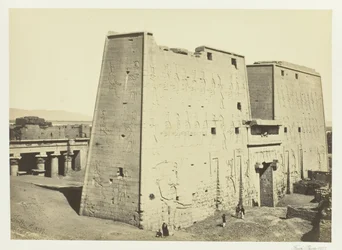 Den stora pylonen vid Edfou, övre Egypten, 1857.