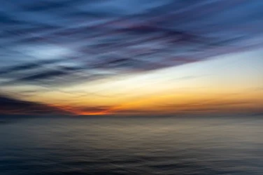 En eterisk solnedgång över havet