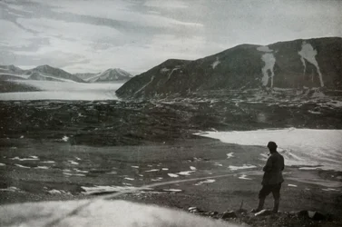 The Mouth of Dry Valley, Visar Commonwealth Glacier, 1912, 1913.