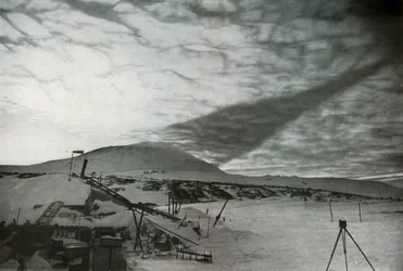 Mount Erebus skugga på molnen, september 1911, 1913
