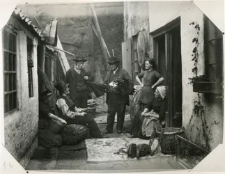 Whitby Fisher Folk, ca 1885 (albumintryck)