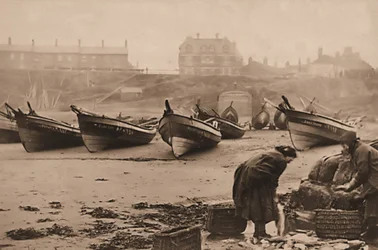 Kvinnor lastar fisk i korgar från fiskebåtarna, Whitby Harbor