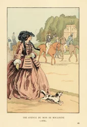Kvinna i motorhuv, jacka och bred krinolin med hund som tittar på ryttare och vagnar på ridbanan. Avenue du Bois de Boulogne, Paris