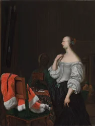 En kvinna står framför en spegel