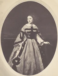 [Kvinnoporträtt, stående, tittar till vänster], 1850-60-tal.