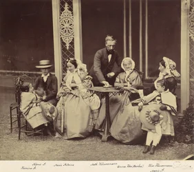 [Gruppporträtt av fem vuxna och två barn i en trädgård], 1850-60-tal.