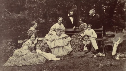 [Gruppporträtt av fyra kvinnor, två män och tre barn i en trädgård], 1850-60-tal.