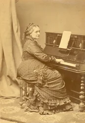 Porträtt av Clara Wieck-Schumann 1819-1896 vid pianot, ca 1878.