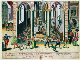 Förstörelse av reliker och statyer i kyrkor, april 1566 (färgad gravyr)