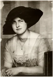 Mary med mörk hatt, 1915.