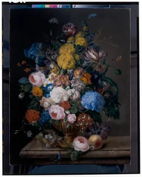 Rosor, iris, nejlikor, tulpaner och andra blommor i en bronsurna