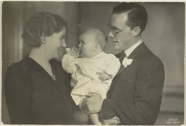 Porträtt av Juliana, drottning av Nederländerna, Bernhard van Lippe-Biesterfeld och Beatrix, drottning av Nederländerna