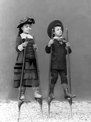 Romualdo Alinaris barn, Adele och Arturo, på styltor, Florens, ca 1875 (glasplatta)