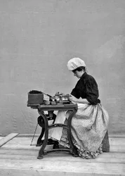Arbetare vid tobakstillverkaren i Florens, 1901 (glasplatta)