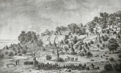 Vy över en by norr om Agady i Bertat-folkets land, från ett sydligt perspektiv, ur "Voyage a Meroe : au fleuve Blanc, au-dela de Fazoqldans le midi du royaume de Snnar a Syouah", tryck utfört av G. Engelmann, publicerat 1827 (litografi)