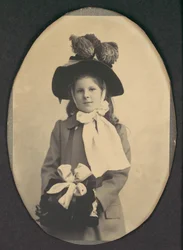 [Flicka i gådräkt med hatt och muff], 1890-talet.
