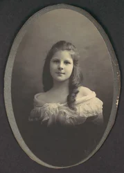 [Flicka med vit off-the-shoulder klänning], 1890-talet.
