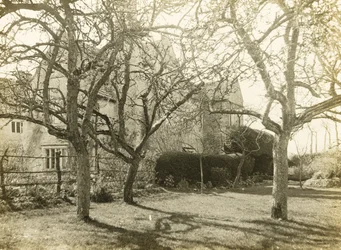 Kelmscott Manor: Från fruktträdgården